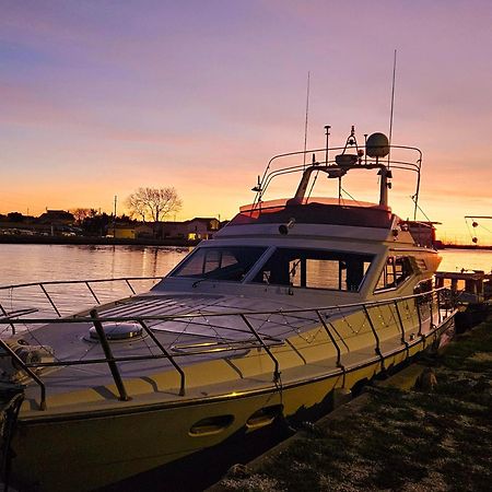 Nuit Insolite Bateau A Quai - Port Saint Louis Du Rhone Eksteriør bilde