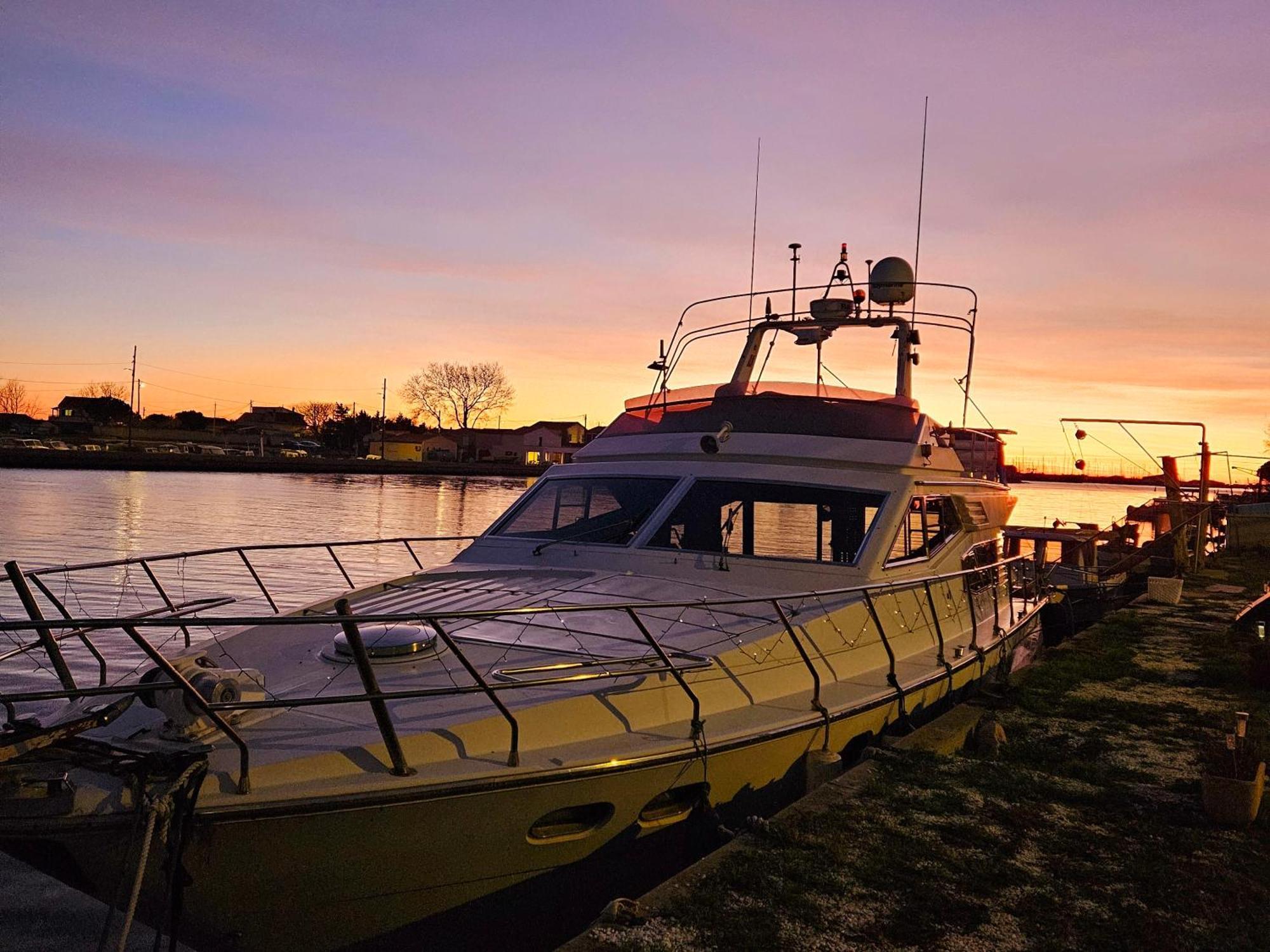 Nuit Insolite Bateau A Quai - Port Saint Louis Du Rhone Eksteriør bilde