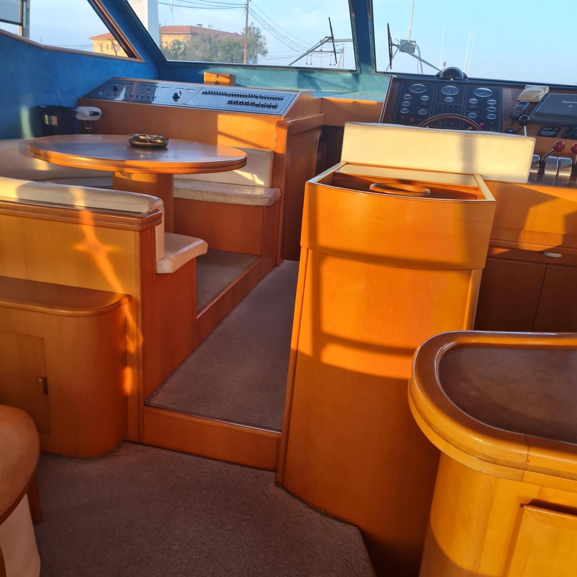 Nuit Insolite Bateau A Quai - Port Saint Louis Du Rhone Eksteriør bilde